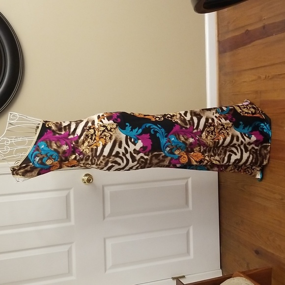 ANYTHING BUT BORING❣️Gorgeous Symphony maxi dress. - Picture 6 of 9